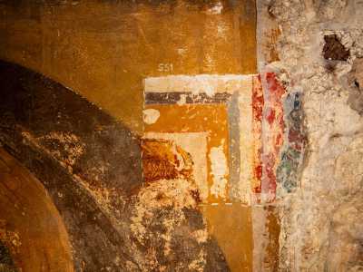 In pi�, tra la fine del XIX e l�inizio del XX secolo, furono apposte sull�affresco delle pesanti ridipinture che andarono a coprire completamente le originali decorazioni